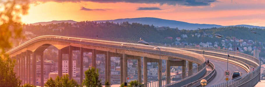特罗姆索的桥梁全景以及挪威欧洲的汽车公路自动通过扫描地那维亚旅行日落图片