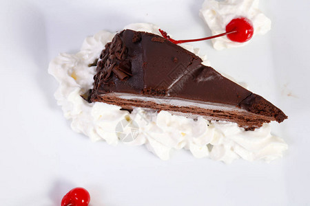 巧克力蛋糕配奶油和樱桃图片