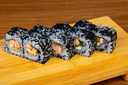 美味的寿司卷配黑鱼子酱图片