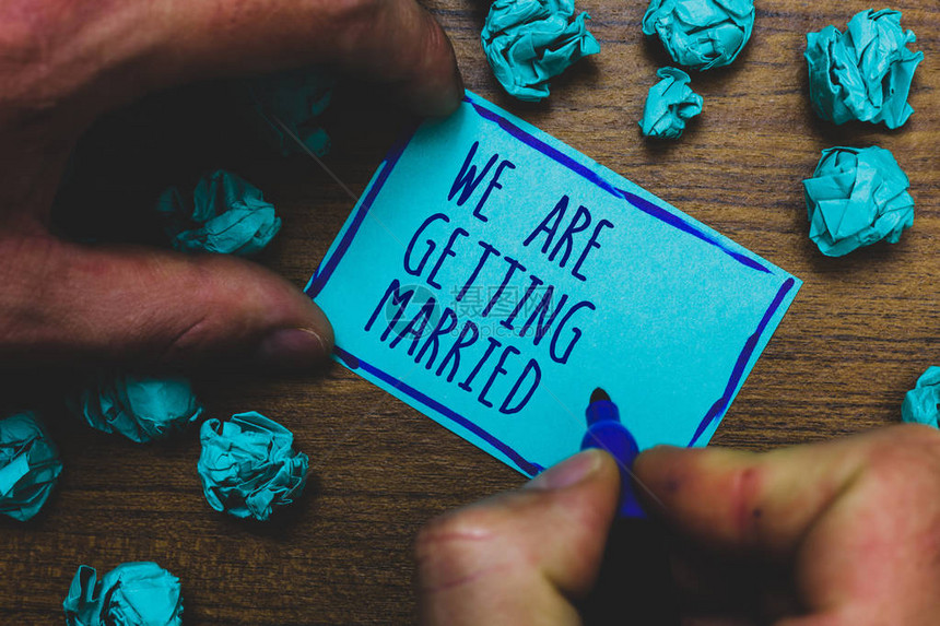 写笔记显示我们要结婚了商务照片展示订婚礼准备情侣雾手握记号笔在木地板上绘制蓝图片