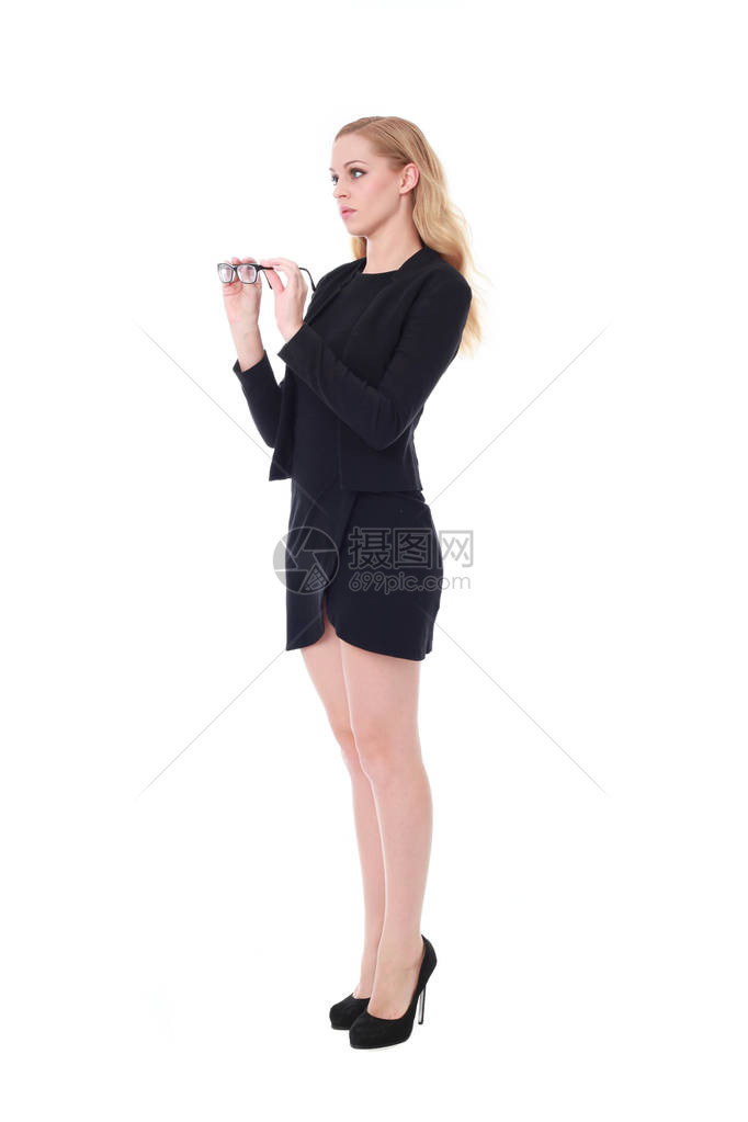 一名身着黑色礼服和眼镜的有吸引力的专业妇女全长肖像图片