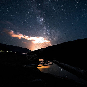 银河系夜空在小池塘上进行反射图片