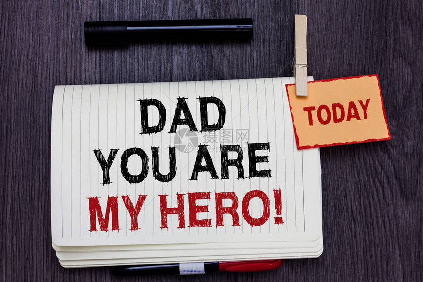 手写文字写爸你是我的英雄概念意义钦佩你父亲的爱情感赞美木桌纸夹上的书面纸夹笔图片