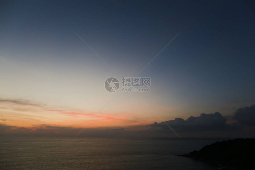 海景和日落天空平静夜晚背景的相片图片