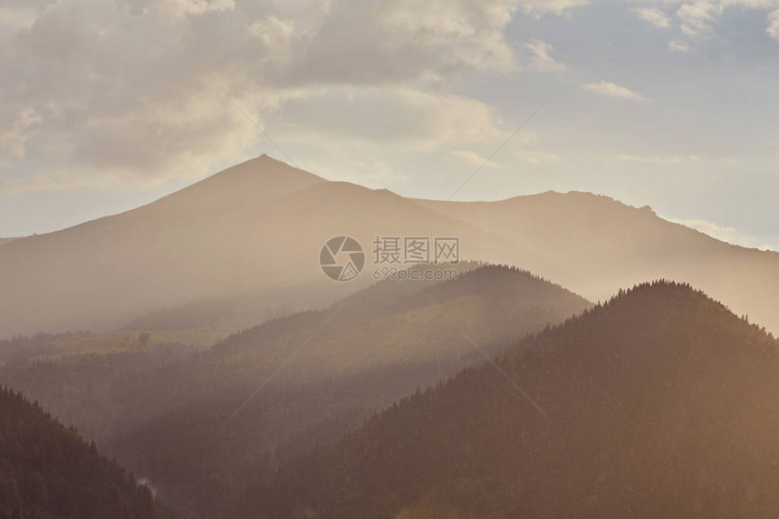 阳光明媚的天气下大雨山上一个惊图片