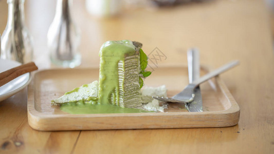 绿茶绉蛋糕木盘上有绿茶叶图片