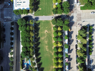 俯瞰绿色城市公园图片