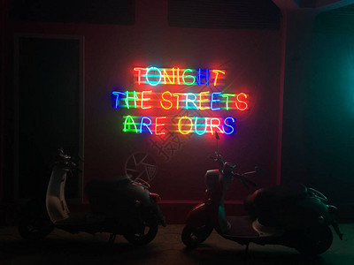 发光的城市霓虹灯上面写着今晚的街图片