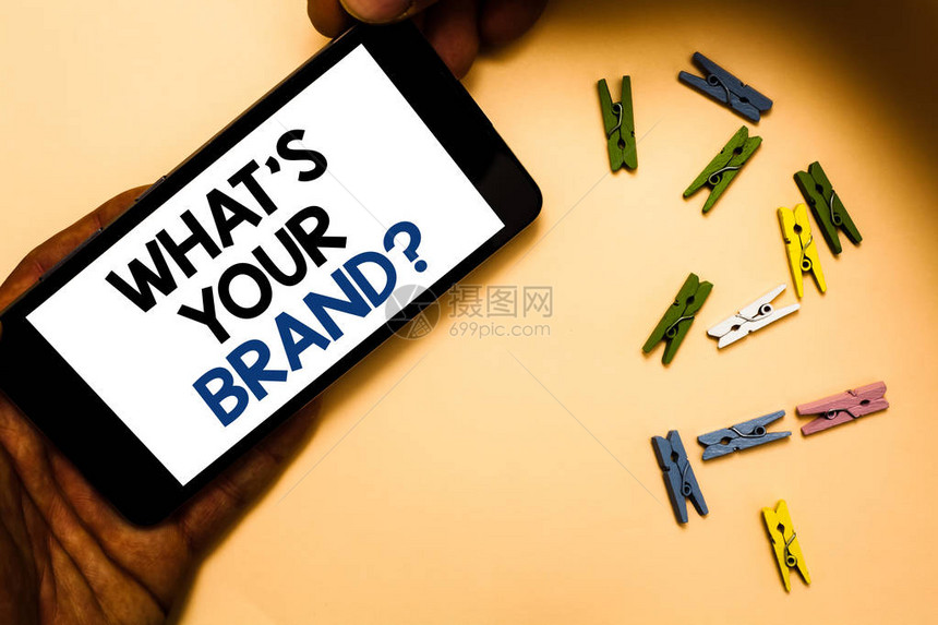 概念手写显示什么是您的品牌问题商业照片文本定义个人商标识别公司手持iPhone与字母和图片