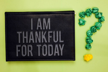 感恩多活一天的商业理念哲学绿背黑板图片