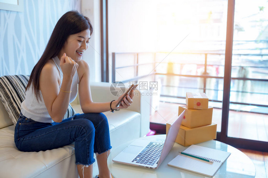 快乐的亚洲女人在网上市场营销上图片