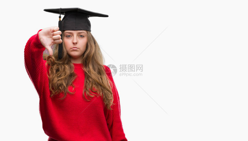 身着毕业帽子的金发年轻金发女青年图片