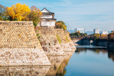 日本秋天的大阪城图片