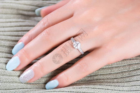 女手指上的钻石订婚戒指图片