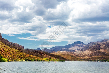 美国亚利桑那州阿帕奇交界处通托森林和峡谷湖的山脉风景优美图片