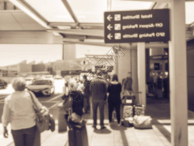 老式模糊的人在机场到达航站楼等待接机在机场接图片