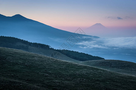 夏日出云雾缭绕的富士山图片