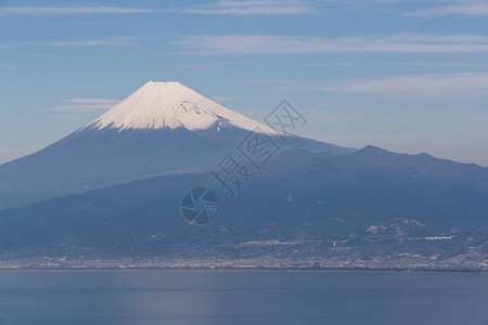 冬季在静冈省富士山和素鲁加湾图片