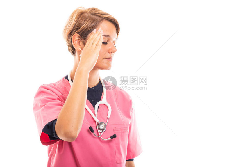 身穿粉色清洗剂的女兽医肖像图片