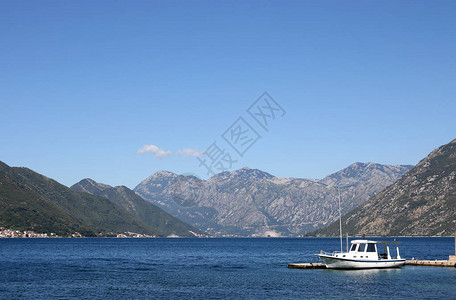 科托尔河湾黑山夏季节和海平背景图片
