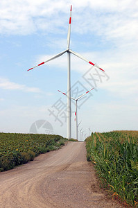 乡村公路景观的风力涡轮机背景图片