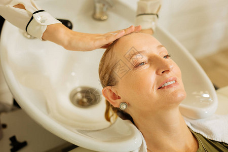 洗头发享受洗发过程时笑着的好女图片