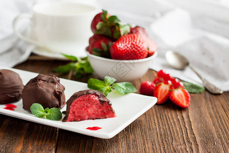 巧克力装饰中的草莓冰淇淋球白背景图片