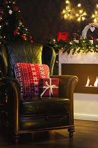 壁炉旁的圣诞礼物和扶手椅图片