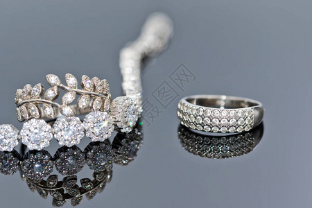 订婚银戒指镶宝石和精美银手链镶大宝石图片