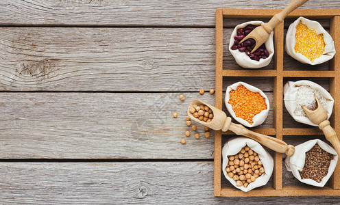 木箱中的谷物和豆类分乡村餐桌上的大麦荞麦扁豆大米豌豆和红图片