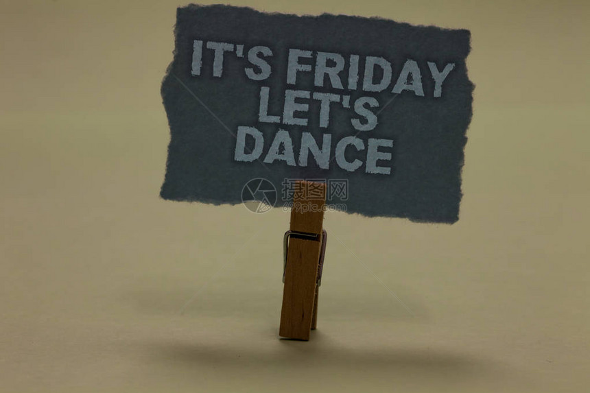 手写文字写今天是星期五让我们跳舞概念意义庆祝周末开始去派对迪斯科音乐回形针保留灰颜色写在阴影灰地板图片