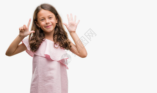 穿着粉红色裙子的黑人女孩拿着七号指着手指笑着自信和快乐地笑着图片