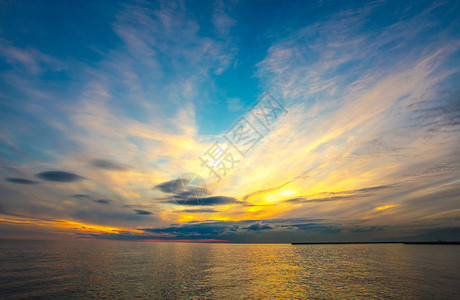 海上美丽的日落黄昏背景蓝色小时图片