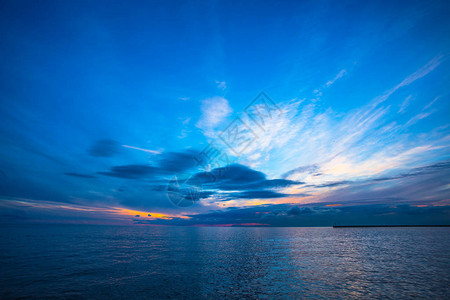 海上美丽的日落黄昏背景蓝色小时图片