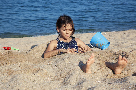 在沙滩上玩耍的女孩图片