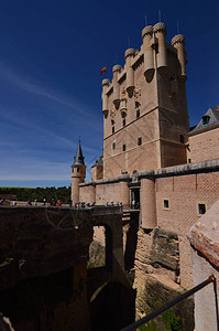阿尔卡萨城堡的正面和护城河在塞哥维亚图片
