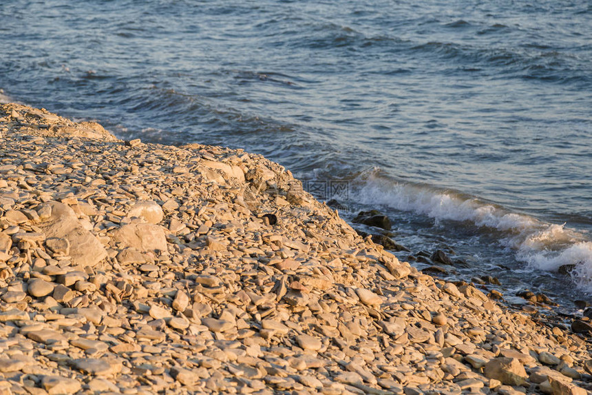 沙滩上的鹅卵石海边的鹅卵石和阳图片