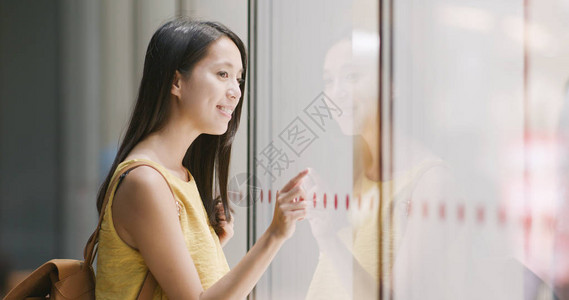 女人喜欢购物晚上站在深圳窗户玻图片