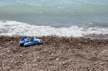 沙滩和海浪上的拖鞋图片