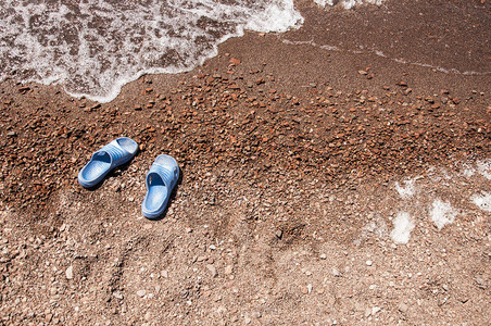 沙滩和海浪上的拖鞋图片