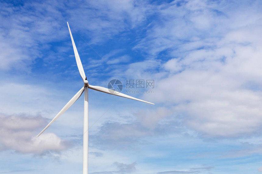 在风力发电站发电的白色风力涡轮机在蓝天下从自然中替图片