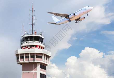 国际机场空中交通管制塔客机在蓝天上起飞图片