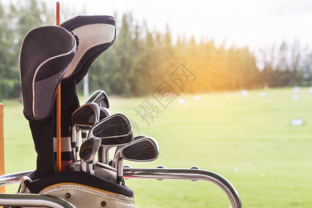 在高尔夫球场驾驶场用袋装的金属高尔夫图片