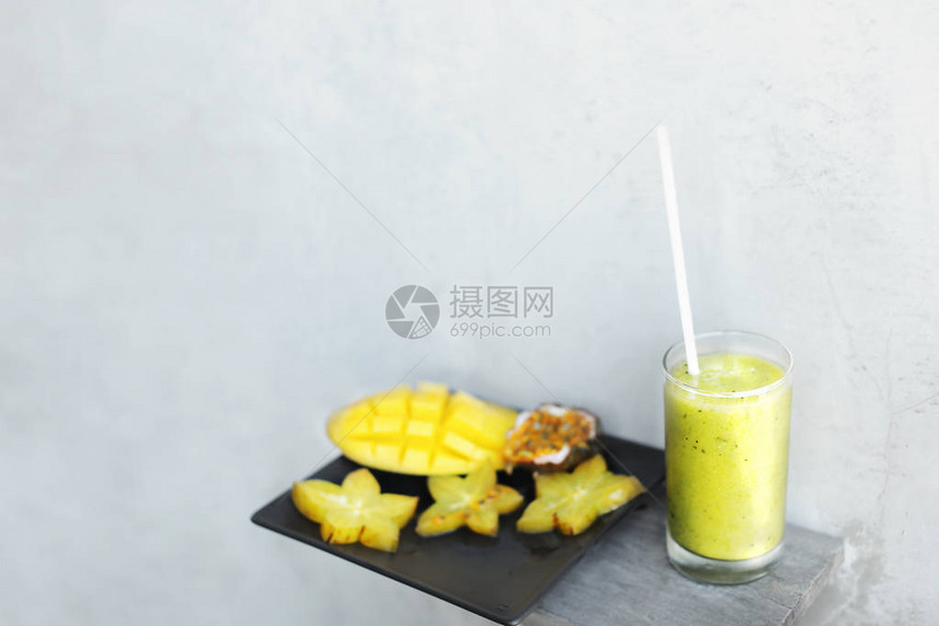 绿色新鲜果汁和芒果图片
