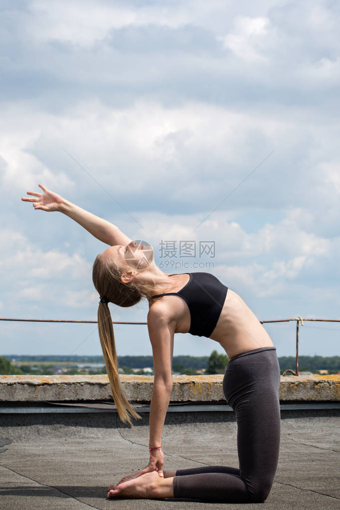 在楼顶上做瑜伽的年轻女孩Came图片