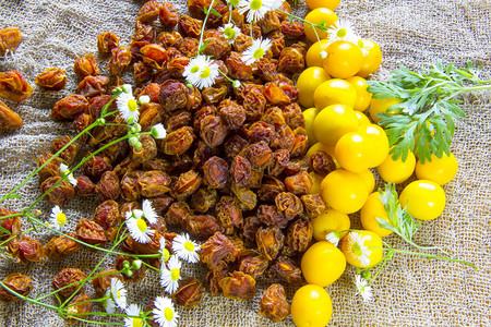 灰织物宏观上的新鲜黄梅莓和干李子浆白葡萄糖和甘菊花放在桌子上干果用背景图片