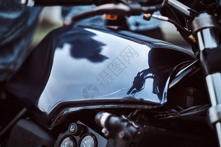贴有传感器的特制改装摩托车燃料箱的照片背景图片