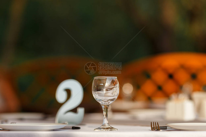餐厅桌上的眼镜叉子刀具盘子供晚餐使用图片