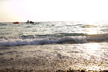 海景大海日落和日出海浪沙滩金色沙滩水面上图片