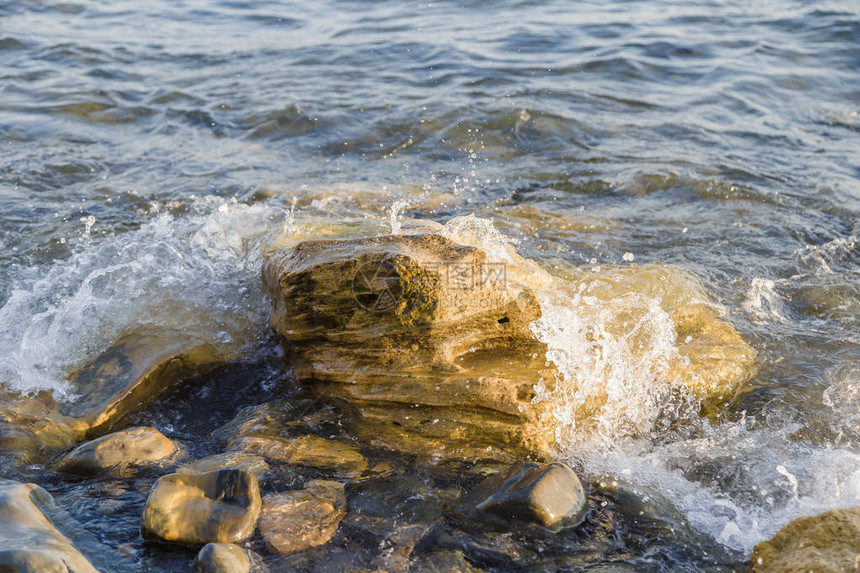 海浪正与岸边的大岩石抗争图片